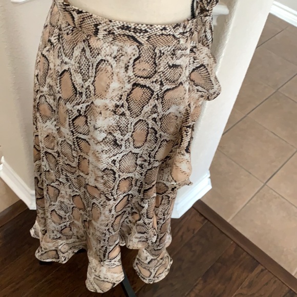 Lulu’s tan silky snakeskin print ruffled skirt Size XS - Picture 8 of 17